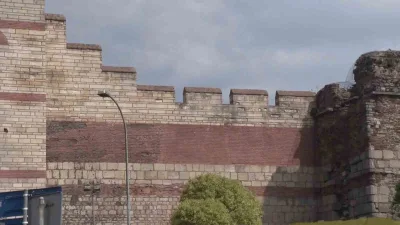 Fatih’teki Edirnekapı surları üzerinde bir kız ve bir erkeğin şüpheli