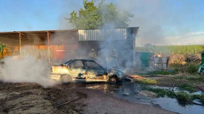 Balıkesir’in Gönen ilçesinde alevlere teslim olan araç tamamen yanarak kullanılamaz