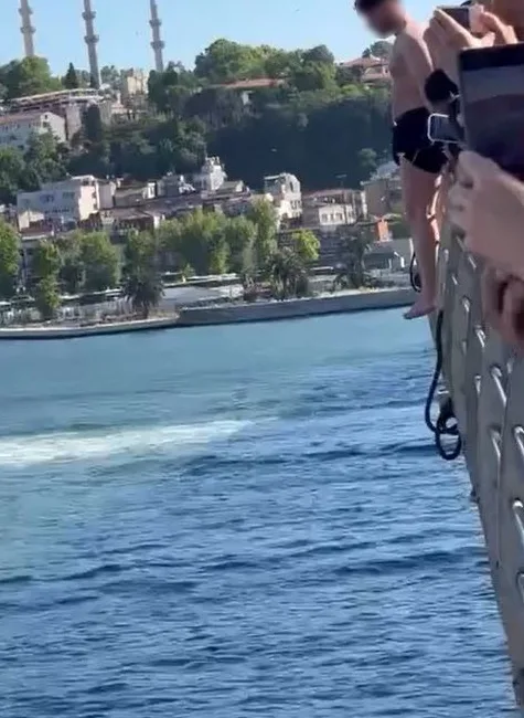 Haliç Köprüsü’nde bir grup genç, demirlere çıkarak denize atladı. O