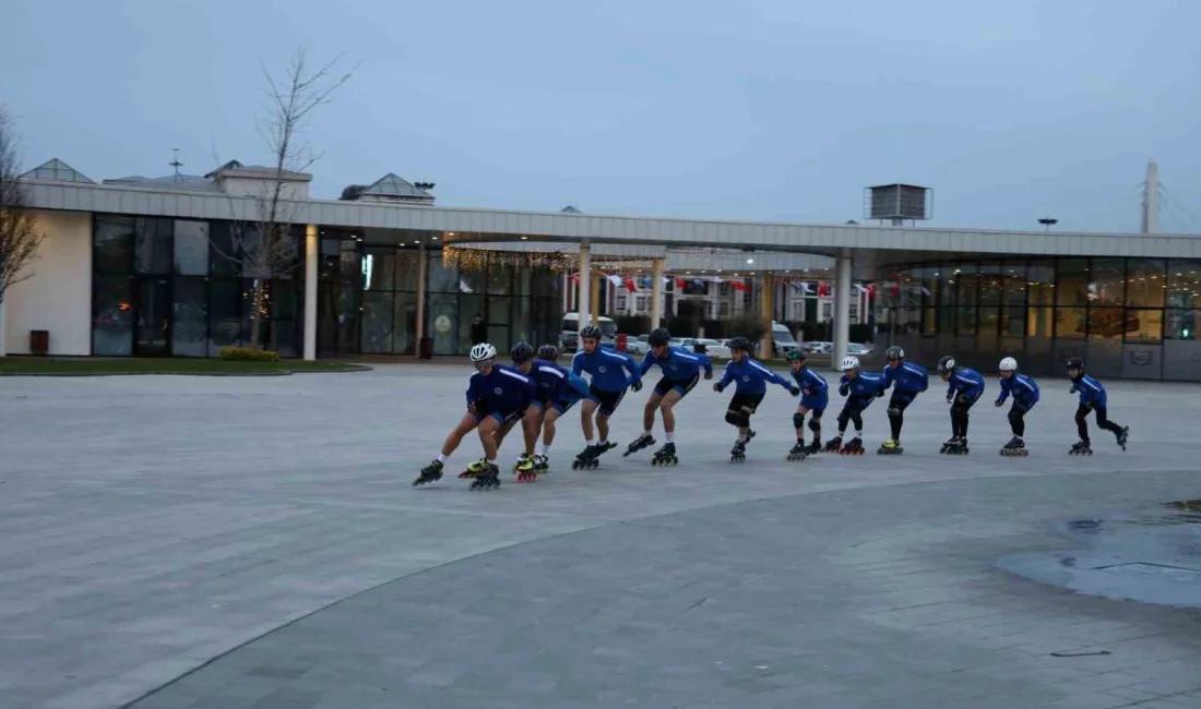 Kağıtspor’un tekerlekli sürat pateni sporcuları, katıldıkları Türkiye Kulüpler Şampiyonası’nda ikinci