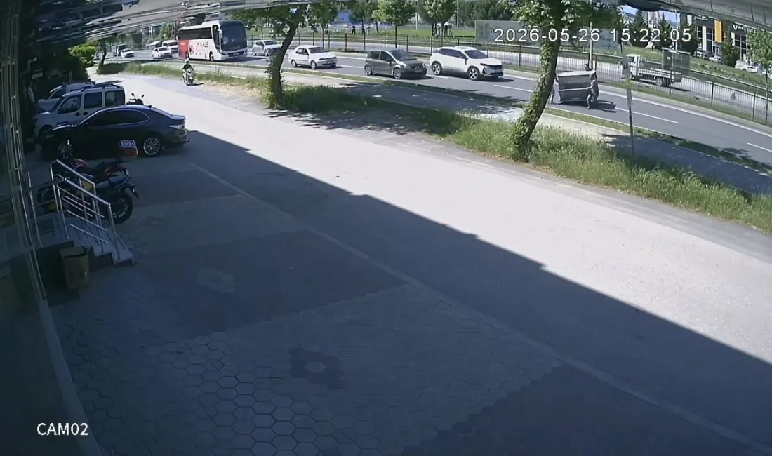 Bursa’nın İnegöl ilçesinde seyir halindeki kamyonetin kasasından düşen dev demir