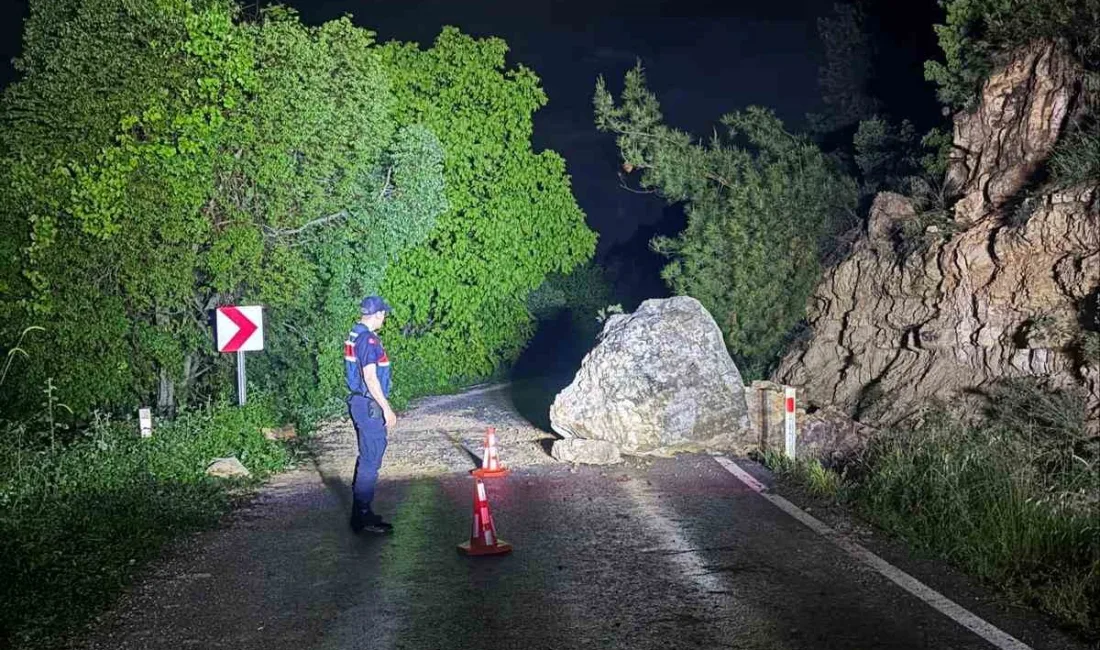 Bilecik’in İnhisar ilçesinde yol üzerinde meydana gelen kaya düşmesi sonrası