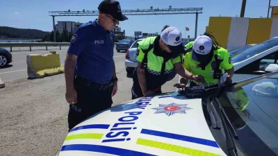 Edirne’nin Keşan ilçesinde trafik ekipleri tarafından şehir girişinde uygulama gerçekleştirildi.