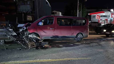 Sakarya’nın Adapazarı ilçesinde kontrolden çıkan minibüs, yolun ortasında bulunan demirlere