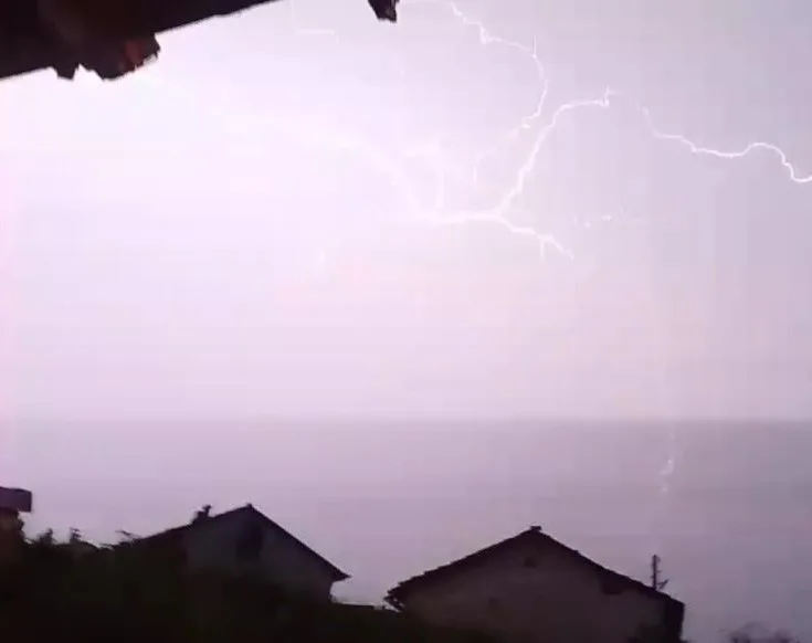 Bilecik’te akşam saatlerinde etkili olan gök gürültülü sağanak yağış sırasında