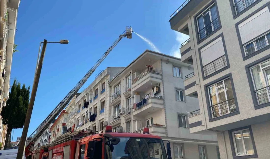 Küçükçekmece’de 4 katlı bir aparmanın çatısında henüz bilinmeyen bir nedenle