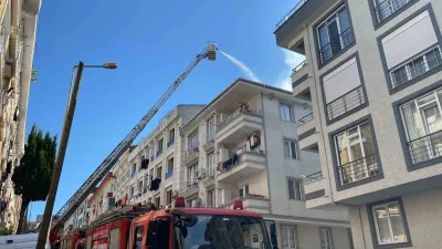 Küçükçekmece’de 4 katlı bir aparmanın çatısında henüz bilinmeyen bir nedenle
