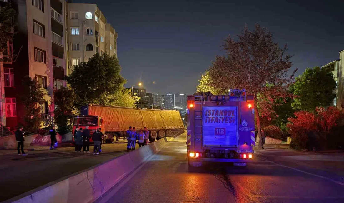 Küçükçekmece’de palet yüklü tır, rampayı çıktığı sırada geri geri kayarak
