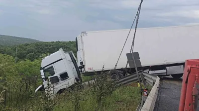 Kuzey Marmara Otoyolu’nda otomobilin çarptığı tır, kontrolden çıkarak kamyona çarptı