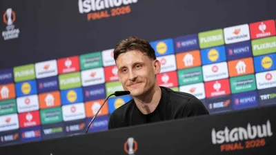 Freiburg’un orta saha oyuncusu Maximilian Eggestein, konakladıkları otelden stada gelirken