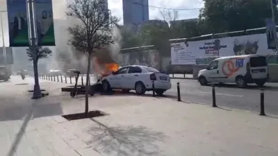 İstanbul Mecidiyeköy’de bir sürücü, vatandaşların uyarısı üzerine benzin deposunda sızıntı