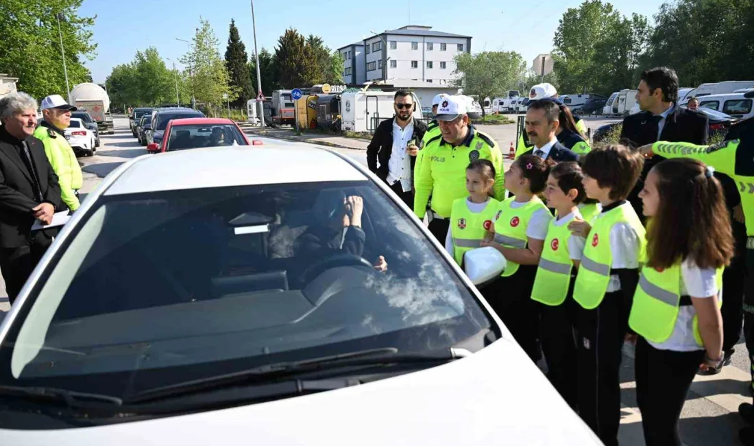 Kocaeli’de ilkokul öğrencileri, Trafik Haftası kapsamında sürücülere broşür dağıtarak trafik
