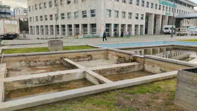 Nilüfer Belediyesi, uzun süredir kullanılmayan süs havuzlarını çiçek ve bitkilerle