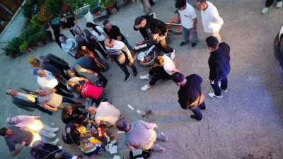 Sakarya’nın Karasu ilçesinde öndeki otomobili sollamak isteyen motosikletli, kontrolünü kaybederek