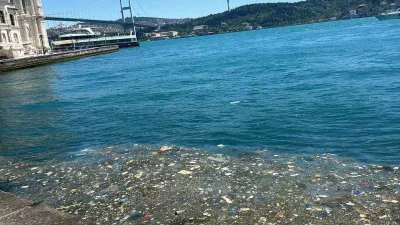 İstanbul’un en çok ziyaret edilen noktalarından Ortaköy Sahili’nde denizde bulunan