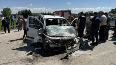 Sakarya’nın Kaynarca ilçesinde otomobil ile hafif ticari aracın çarpışması sonucu