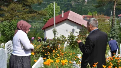 Sakarya’nın Hendek ilçesinde Kurban Bayramı arefesinde yakınlarının kabirlerini ziyaret eden