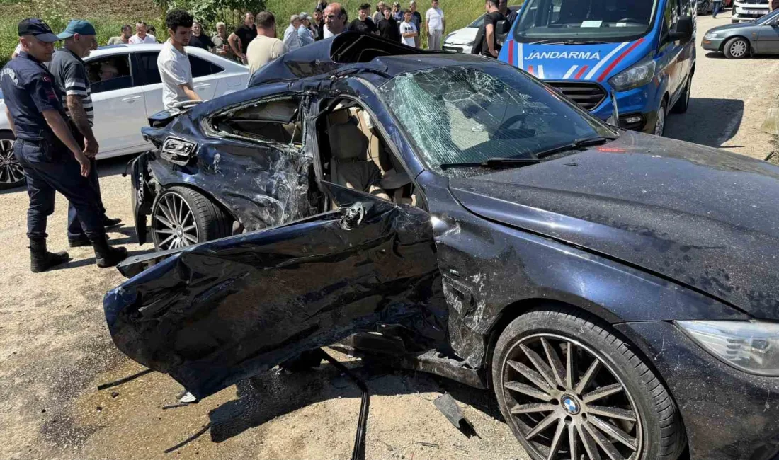 Sakarya’nın Kaynarca ilçesinde otomobil ile hafif ticari aracın çarpışması sonucu