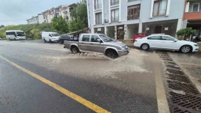 Tekirdağ’ın Süleymanpaşa ilçesinde etkili olan sağanak yağış nedeniyle yollar dereye