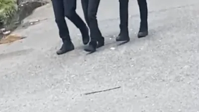 Sultangazi’de bir şahıs annesini evde rehin aldı. Şahıs, kapıyı açamaya