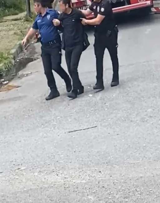 Sultangazi’de bir şahıs annesini evde rehin aldı. Şahıs, kapıyı açamaya