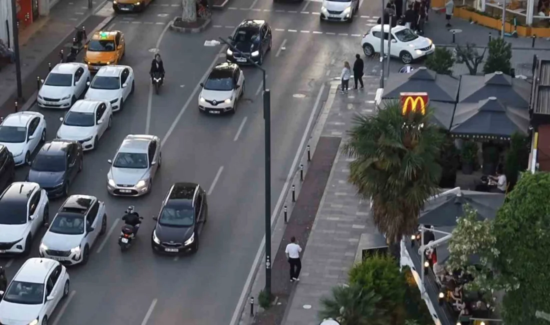 İstanbul Kadıköy Caddebostan Sahili’nde, kaldırımda motosiklet kullanan sürücülere yönelik denetim