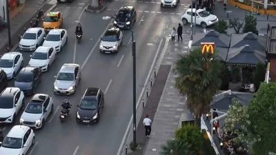 İstanbul Kadıköy Caddebostan Sahili’nde, kaldırımda motosiklet kullanan sürücülere yönelik denetim