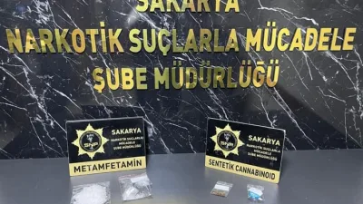 Sakarya’da polis ekiplerince Anadolu Otoyolu gişelerinde gerçekleştirilen narkotik operasyonunda, uyuşturucu