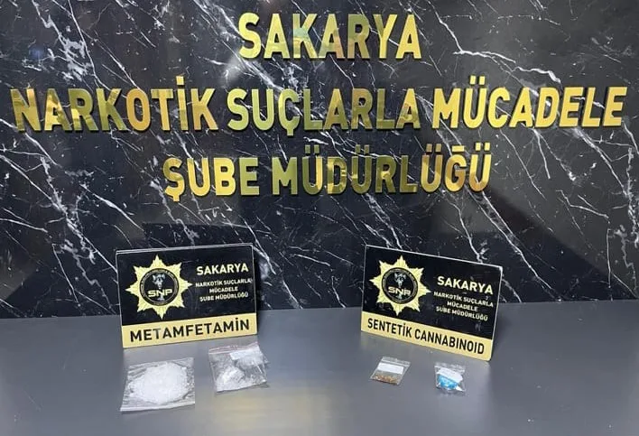 Sakarya’da polis ekiplerince Anadolu Otoyolu gişelerinde gerçekleştirilen narkotik operasyonunda, uyuşturucu