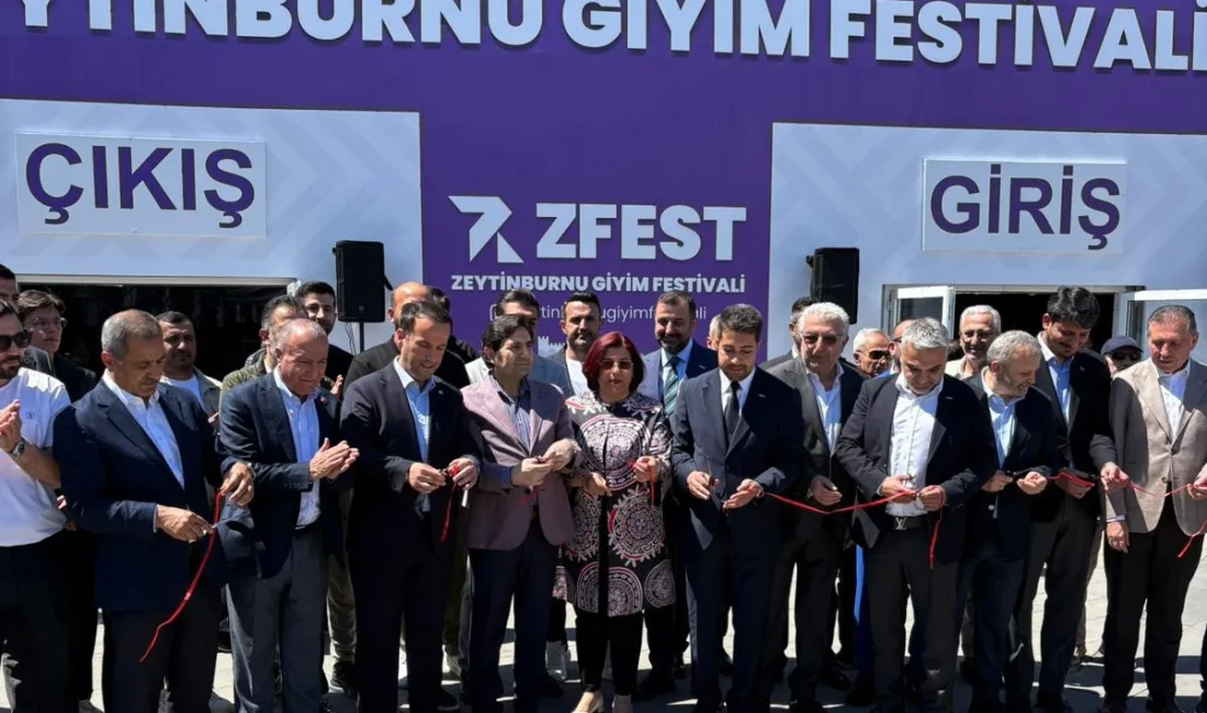 Bu yıl ilki düzenlenen Zeytinburnu Giyim Festivali düzenlenen törenle açıldı.