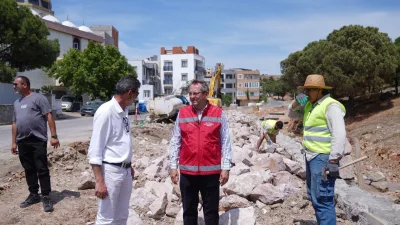 Ayvalık Belediye Başkanı Mesut Ergin, Fatih Caddesi’nde yürütülen yol genişletme