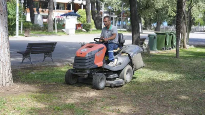 Burhaniye Belediyesi Park ve Bahçeler Müdürlüğü ekipleri, ilçe genelinde yürüttüğü
