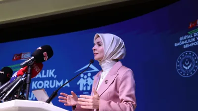 "Dijital ağları, küresel dev tekellerin hakimiyetine terk edemeyiz. İnsanı özne