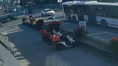 Sakarya’da ana caddeye fırlayan bisikletli çocuk, belediye otobüsünün altında kalmaktan