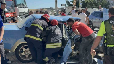 Kocaeli’nin Darıca ilçesinde ardı ardına şerit değiştiren sürücünün direksiyon hakimiyetini