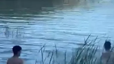 Arnavutköy’deki İmrahor Göleti’nde çocukların tehlikeli oyunu cep telefonu kamerasına yansıdı.