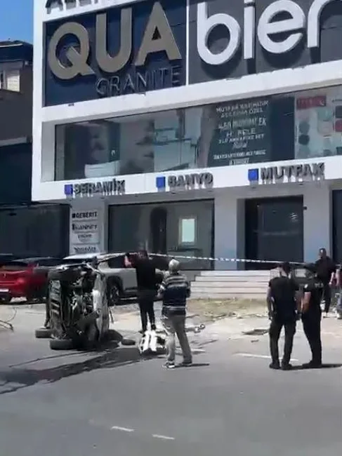 İstanbul’Avcılar E-5 Karayolu’nda direksiyon hakimiyetini kaybeden sürücü ana yoldan yan