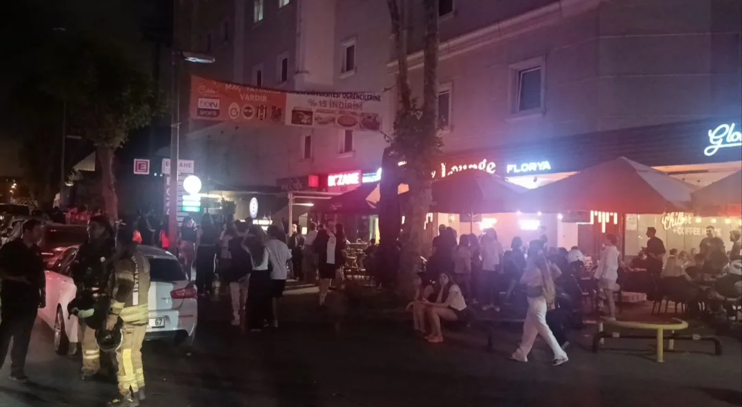 İstanbul Aydın Üniversitesi’nin Küçükçekmece’deki kız yurdunun yemekhanesinde yangın çıktı. Öğrenciler