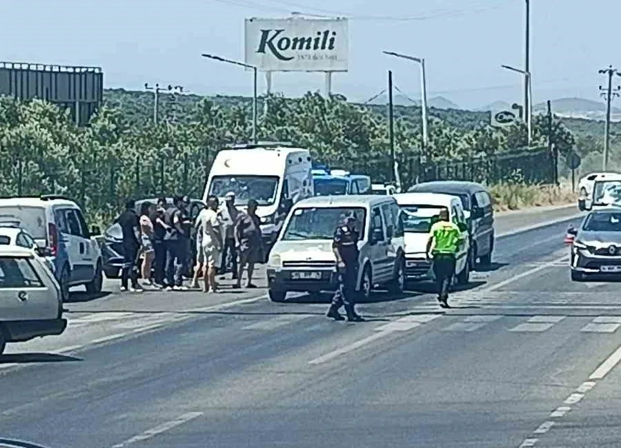 Balıkesir’in Ayvalık ilçesinde, Kozak mevkiine yönelen kavşakta meydana gelen trafik