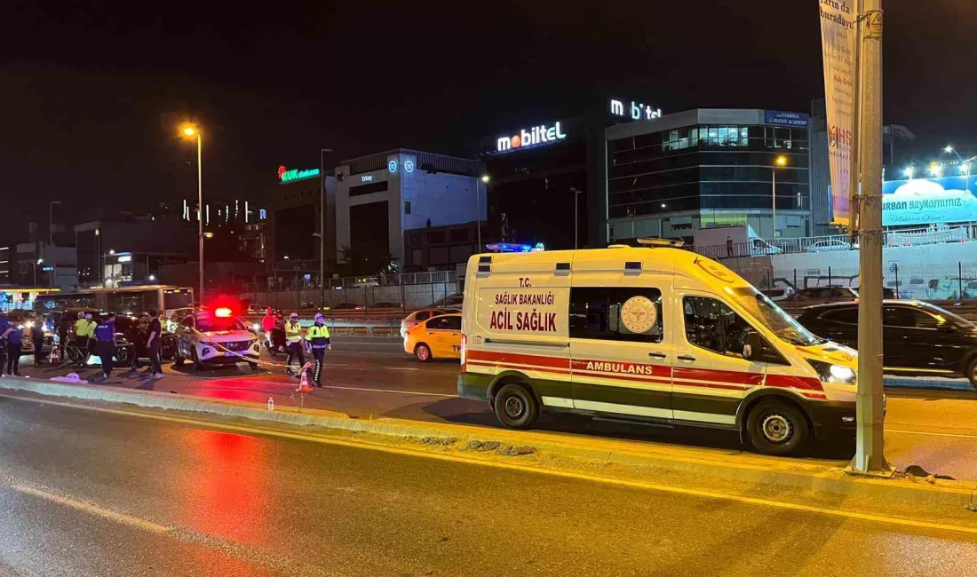 Bakırköy E5 Karayolu’nda sürücüsünün direksiyon hakimiyetini kaybettiği motosiklet, önce refüje