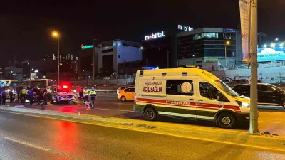 Bakırköy E5 Karayolu’nda sürücüsünün direksiyon hakimiyetini kaybettiği motosiklet, önce refüje