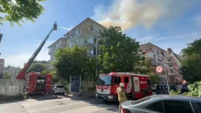 Bakırköy’de 6 katlı bir apartmanın çatısında çıkan yangın mahallede paniğe