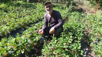 Burhaniye ilçesinde, 6 yıl önce ilçeye gelen emekli muhasebeci Bayram