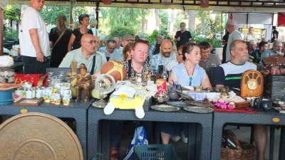 Burhaniye ilçesinde, hayat pahalılığının artması ikinci el mezatlarına olan ilgiyi