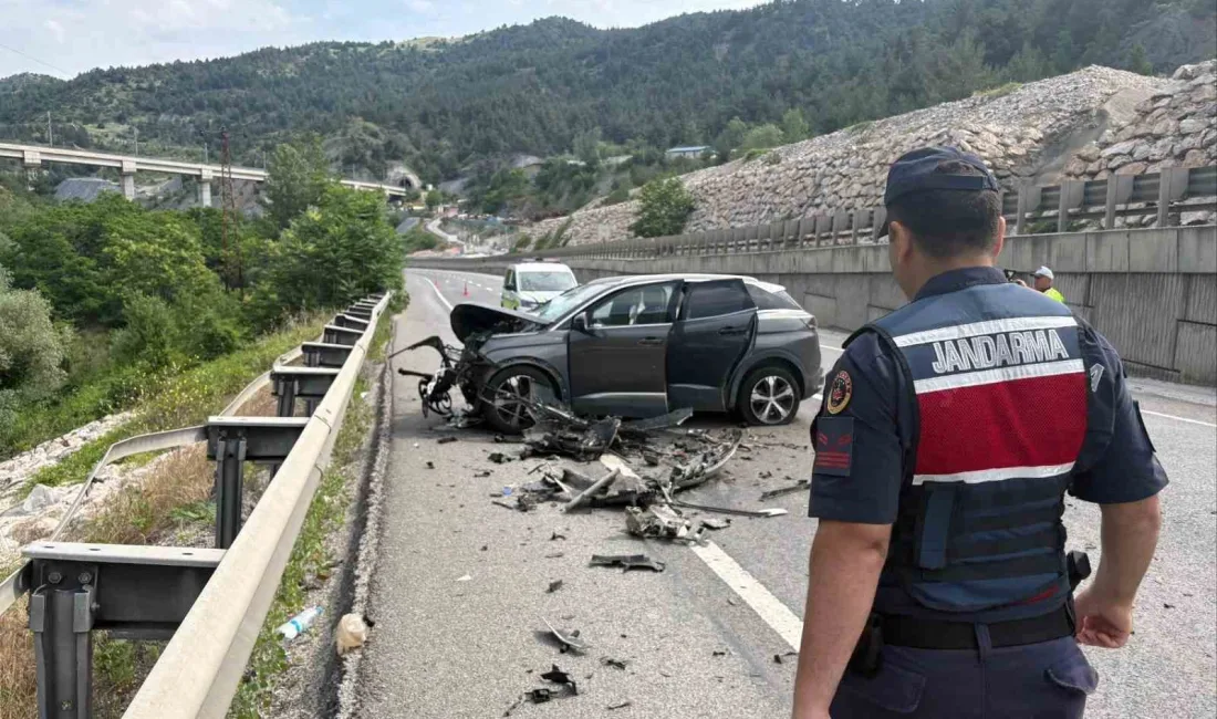 Bilecik’tye aynı istikamette seyir halindeki otomobilin tıra arkadan çarpması sonucu