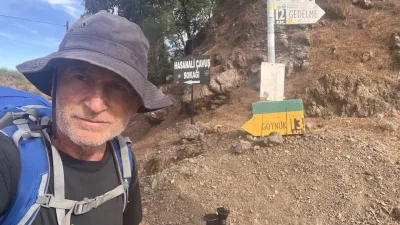 Bisikletiyle umreye giden Fahrettin Şener, Balıkesir’in Susurluk ilçesindeki bahçesinde çapa