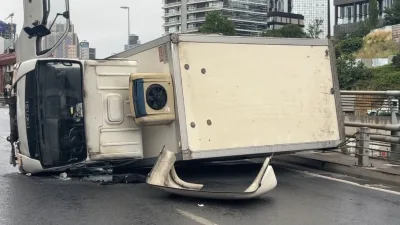 Şişli’de Bomonti-Dolmabahçe Tüneli’nin Bomonti çıkışında kontrolden çıkan kamyonet bariyerlere çarparak