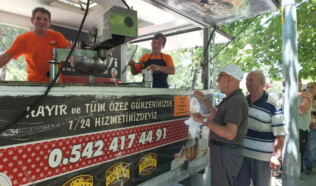 Burhaniye ilçesinde, lokma hayrı geleneği devam ediyor. Özellikle cami önlerinde