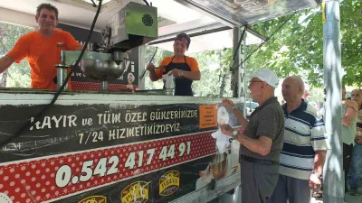 Burhaniye ilçesinde, lokma hayrı geleneği devam ediyor. Özellikle cami önlerinde