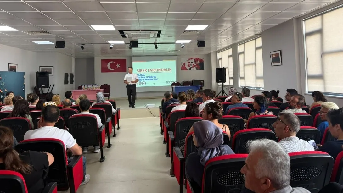 Burhaniye ilçesinde, Okul Güvenliği-Siber Güvenlik Bilgilendirme Toplantısı yapıldı. Mehmet Akif
